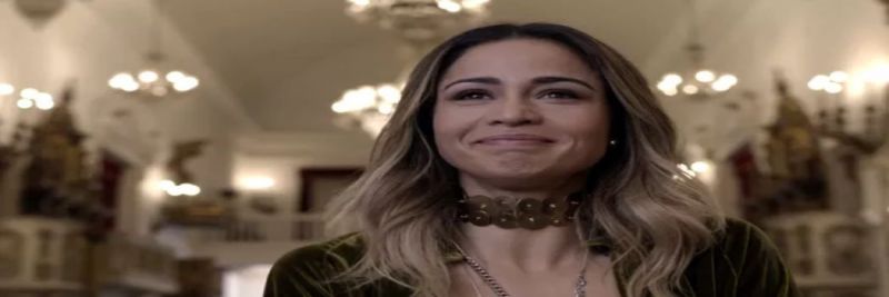 Sandra Helena fica emocionada com surpresa